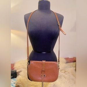 Vintage duck Dooney & Bourke tan/peanut color crossbody purse/bag/handbag